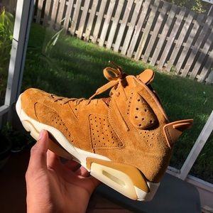 Wheat gold Jordan 6's size 8.5 10/10 condition